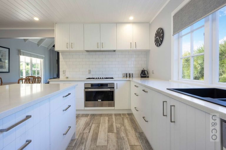 Photo of property in 11 Taupaki Road, Taupaki, 0782