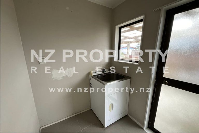 Photo of property in 13 Kearney Place, Massey, Auckland, 0614