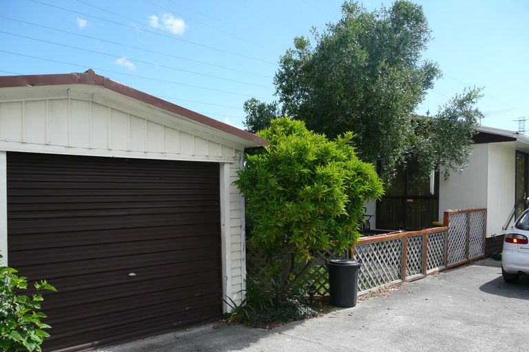 Photo of property in 2/48 Queen Mary Avenue, New Lynn, Auckland, 0600