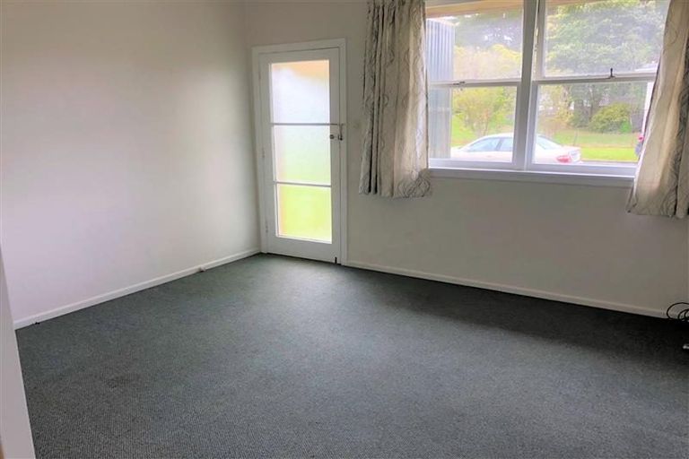 Photo of property in 4/2 Godley Road, Green Bay, Auckland, 0604