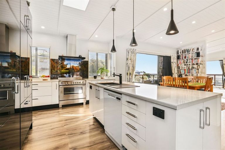 Photo of property in 15 Luxton Place, Mount Pleasant, Christchurch, 8081