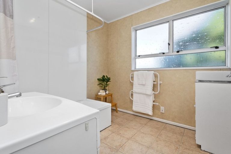 Photo of property in 27b Chetwode Grove, Newlands, Wellington, 6037