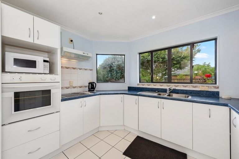 Photo of property in 21 Waiwherowhero Drive, St Andrews, Hamilton, 3200