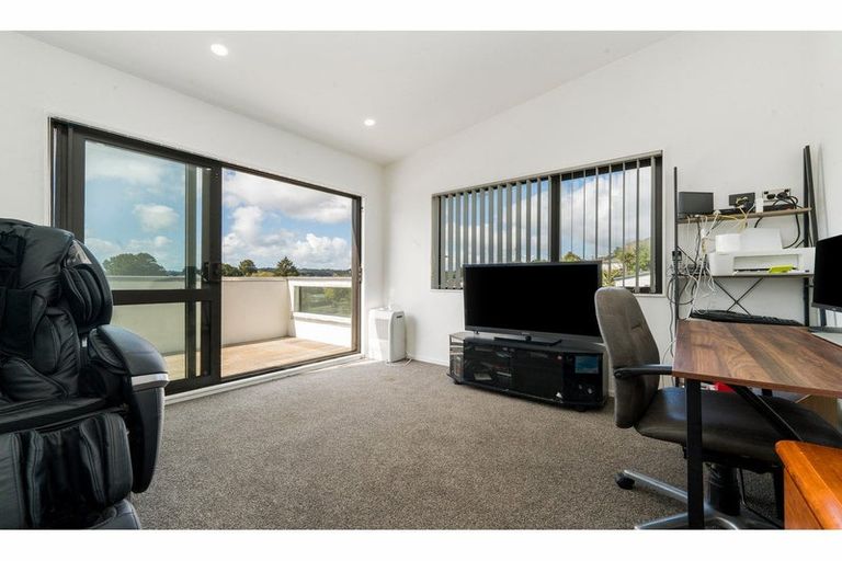 Photo of property in 2 Mile Place, Henderson, Auckland, 0612