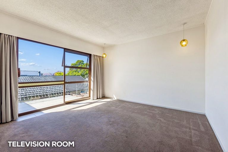 Photo of property in 33 Prince Regent Drive, Half Moon Bay, Auckland, 2012