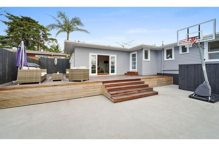 Photo of property in 1/8 Arrow Road, Forrest Hill, Auckland, 0620