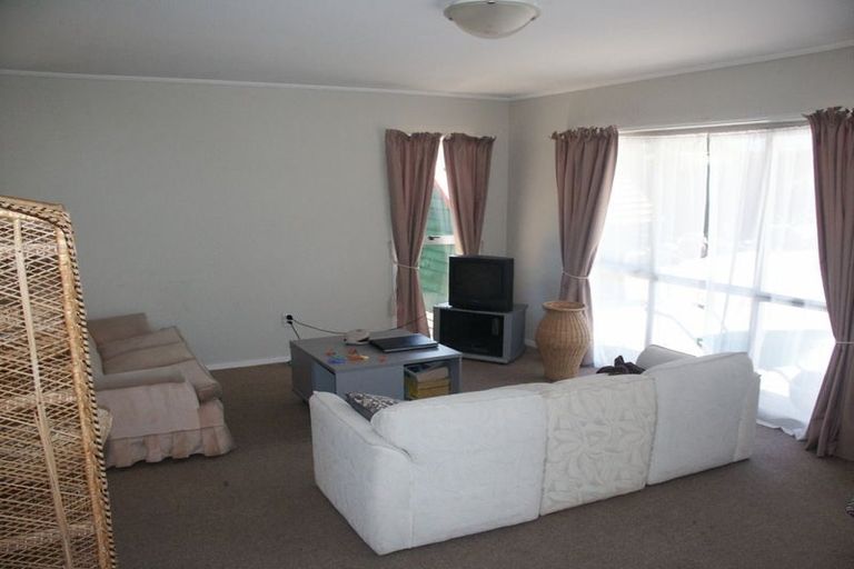 Photo of property in 71 Kemp Road, Massey, Auckland, 0614