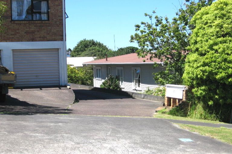 Photo of property in 1/20 Wernham Place, Northcote, Auckland, 0626