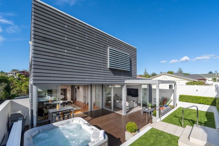 Photo of property in 33 Luplau Crescent, Cockle Bay, Auckland, 2014