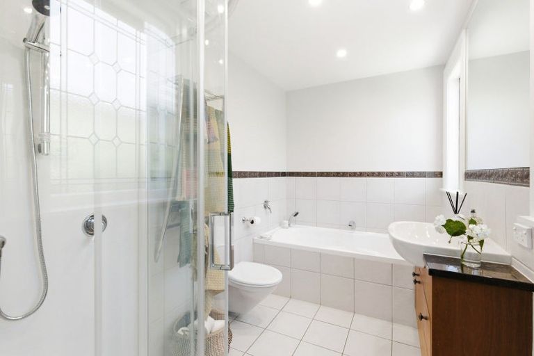 Photo of property in 15 Lucknow Terrace, Khandallah, Wellington, 6035