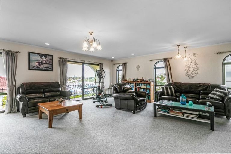 Photo of property in 3/2 Beach Road, Castor Bay, Auckland, 0620