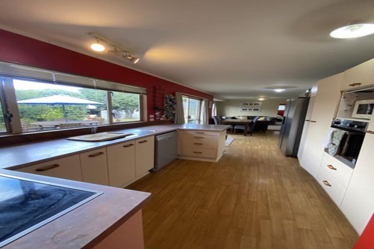 Photo of property in 32 Campion Road, Waikanae Beach, Waikanae, 5036