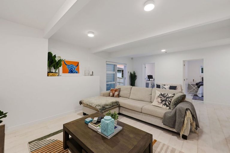 Photo of property in 24 Judkins Crescent, Cockle Bay, Auckland, 2014