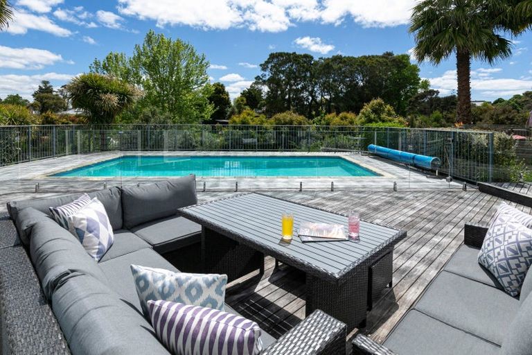 Photo of property in 17a Churchouse Road, Greenhithe, Auckland, 0632