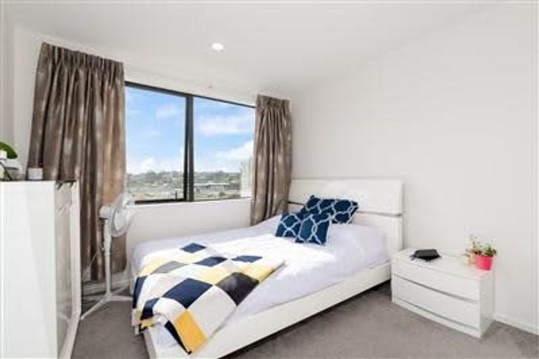 Photo of property in 42 Bloom Crescent, Sunnyvale, Auckland, 0612