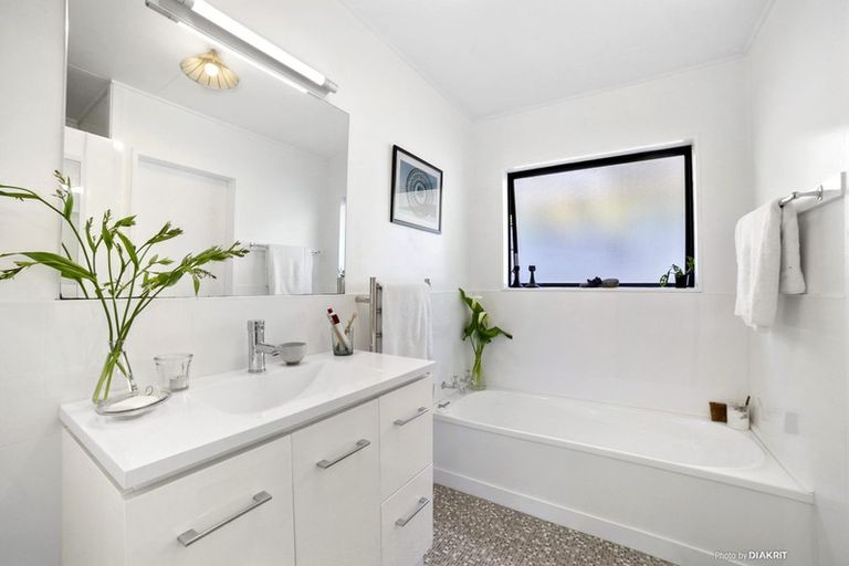 Photo of property in 117 Houghton Bay Road, Houghton Bay, Wellington, 6023