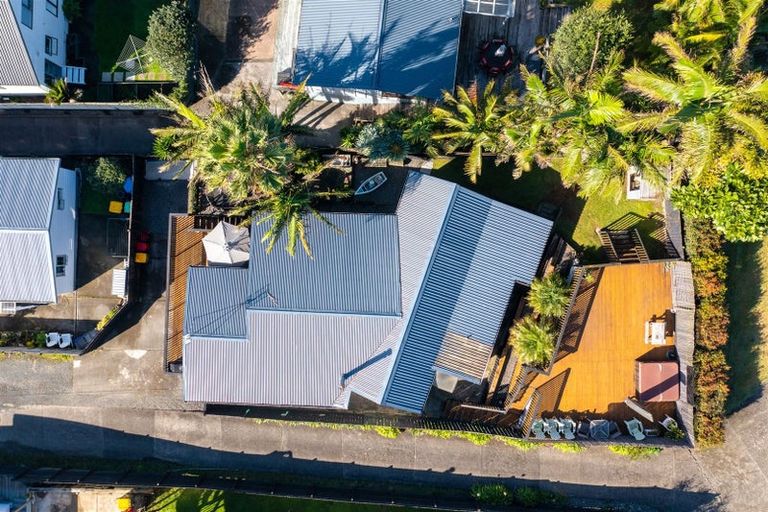 Photo of property in 43 Pohutukawa Avenue, Red Beach, 0932