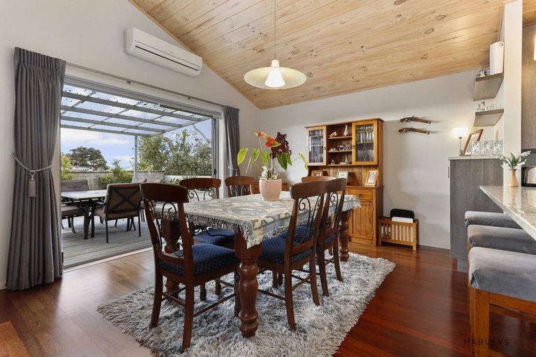 Photo of property in 11 Deane Avenue, Titirangi, Auckland, 0604