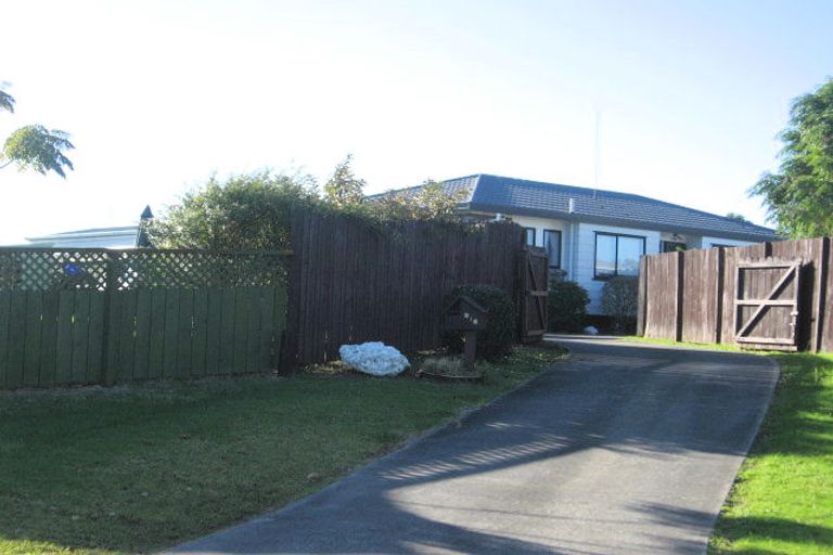 Photo of property in 1/8 Celmisia Place, Weymouth, Auckland, 2103