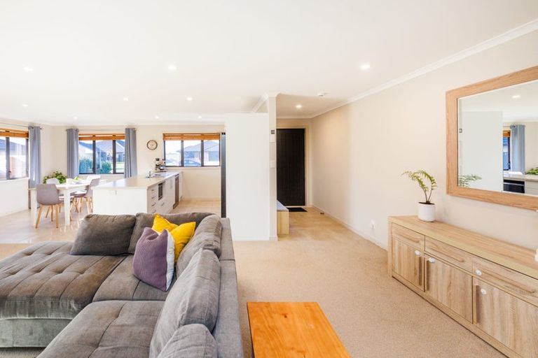 Photo of property in 34 Cyprus Place, Fitzherbert, Palmerston North, 4410