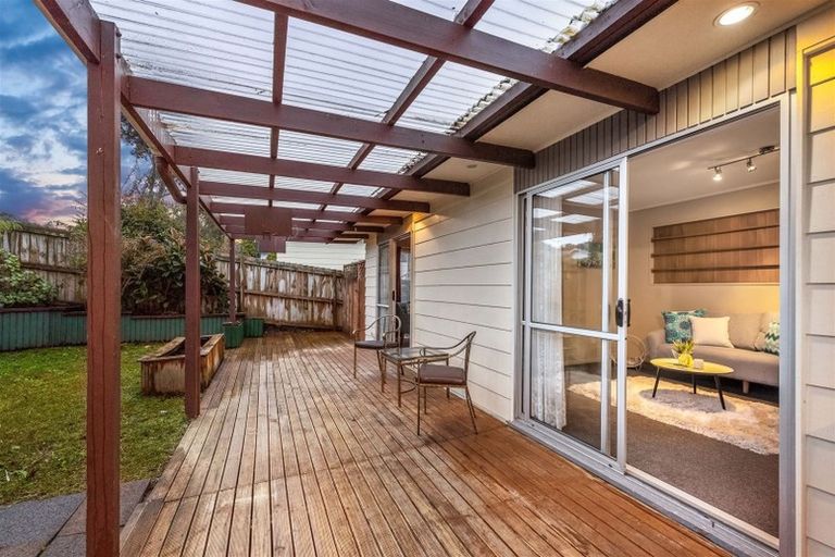 Photo of property in 5 Peterhouse Place, West Harbour, Auckland, 0618