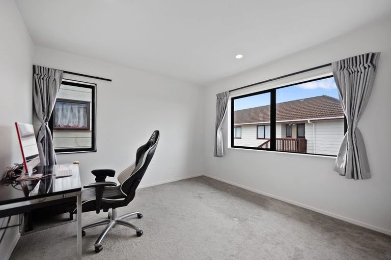Photo of property in 25a Athena Drive, Totara Vale, Auckland, 0629