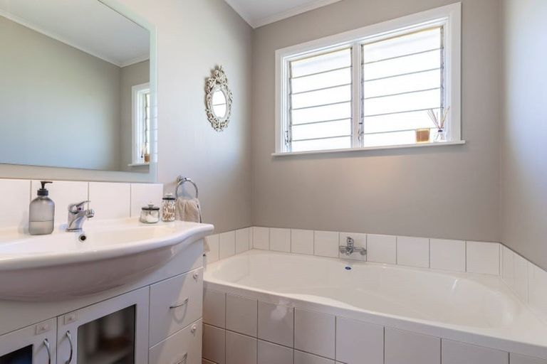 Photo of property in 52 Sylvan Crescent, Te Atatu South, Auckland, 0610