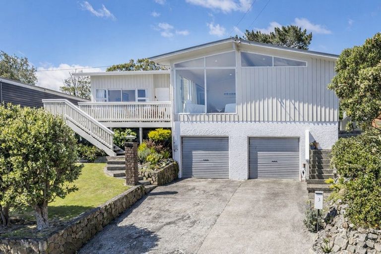 Photo of property in 3 Tirowhanga Road, Paremata, Porirua, 5024