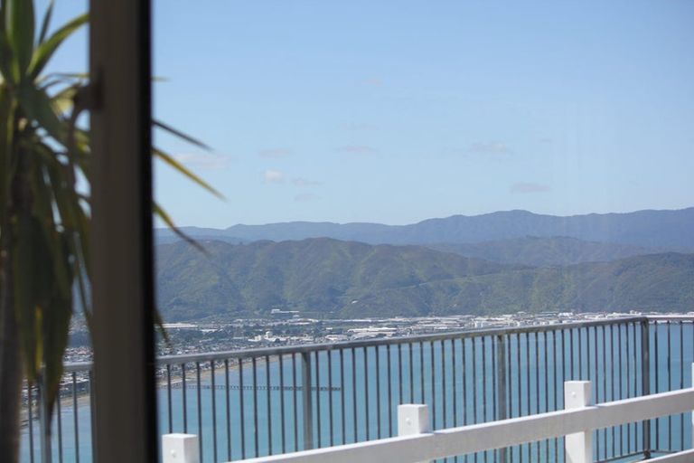 Photo of property in 41a Tamworth Crescent, Newlands, Wellington, 6037