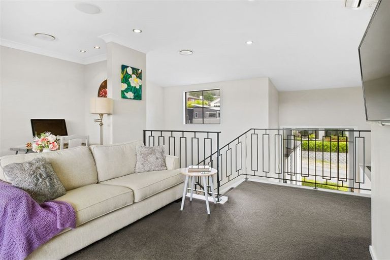 Photo of property in 1 Hollyford Place, Aotea, Porirua, 5024