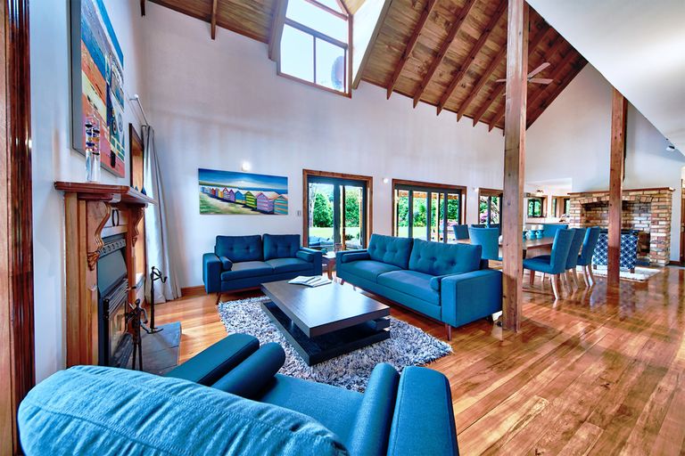 Photo of property in 18 Cochran Road, Oratia, Auckland, 0604