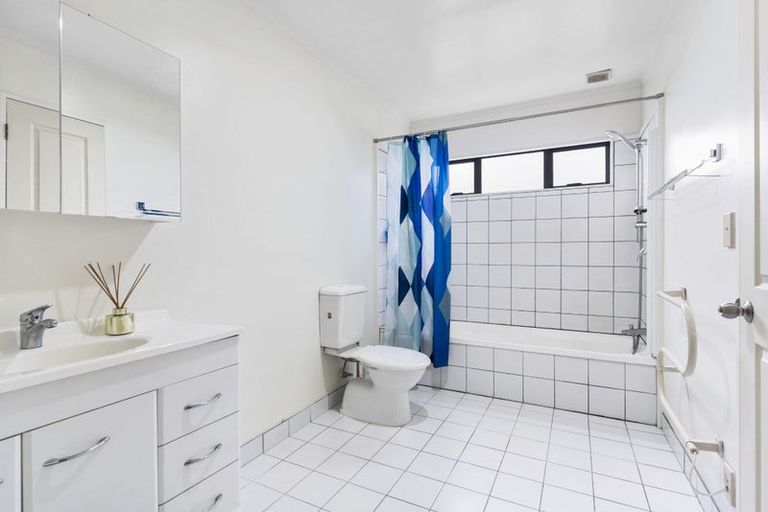 Photo of property in 11f Sturges Road, Henderson, Auckland, 0612