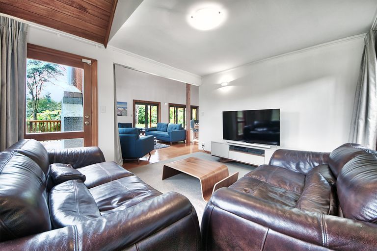 Photo of property in 18 Cochran Road, Oratia, Auckland, 0604