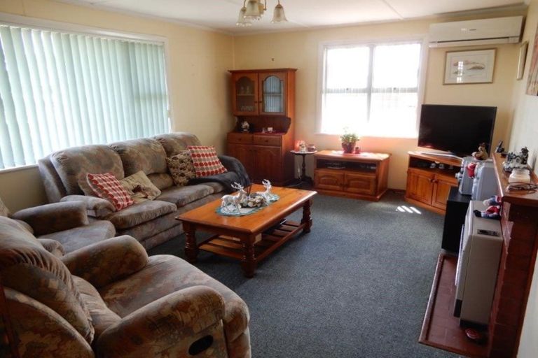 Photo of property in 2 Robbins Crescent, Hawera, 4610