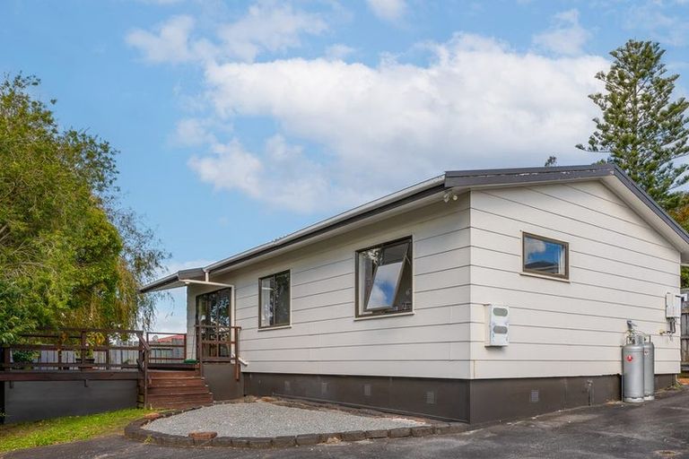 Photo of property in 1/13 Martin Place, Kelston, Auckland, 0602
