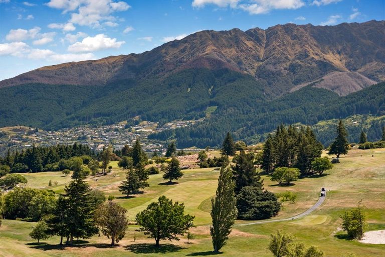 Photo of property in 8 Grove Lane, Kelvin Heights, Queenstown, 9300