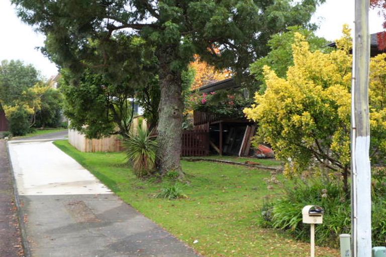 Photo of property in 9 Liston Crescent, Cockle Bay, Auckland, 2014