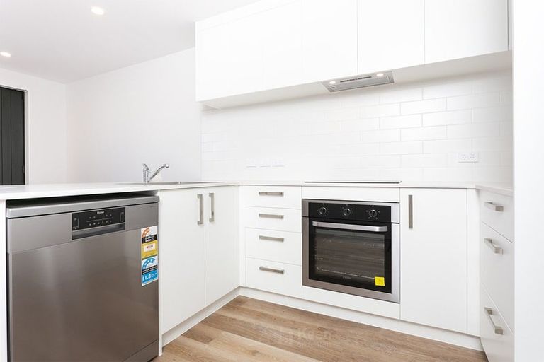 Photo of property in 13 Tokai Place, Glen Eden, 0602