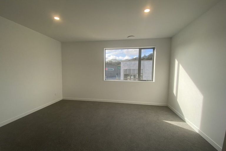 Photo of property in 1 Ara Paiwhenua, Tawa, Wellington, 5028