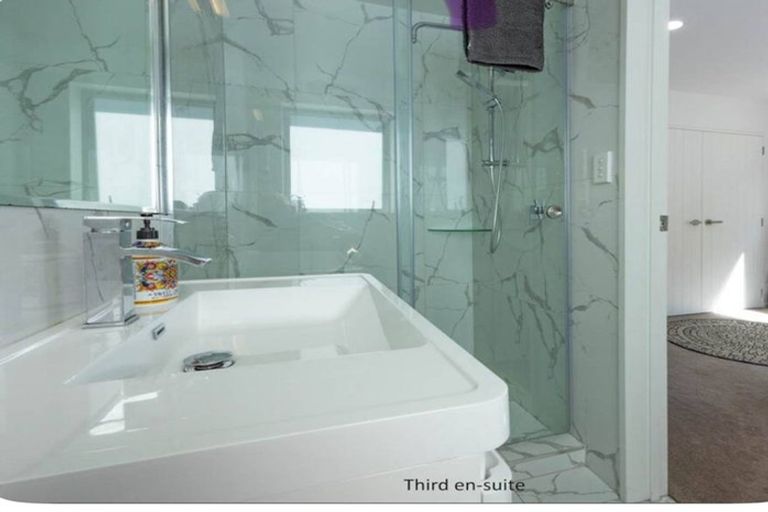 Photo of property in 20d Kaurilands Road, Titirangi, Auckland, 0604