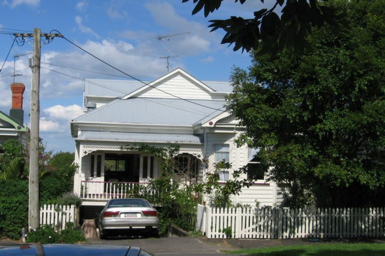 Photo of property in 4 William Bond Street, Stanley Point, Auckland, 0624