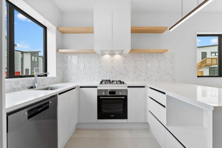 Photo of property in 28 Whare Kauri Road, Papakura, 2110