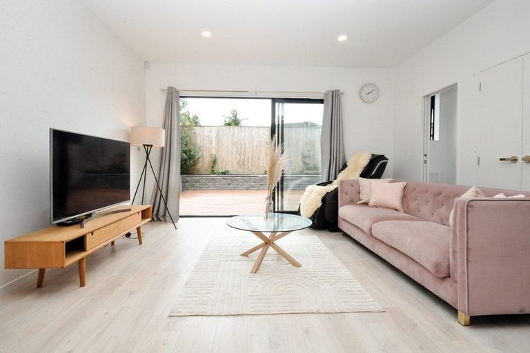 Photo of property in 5 Waru Lane, Te Atatu Peninsula, Auckland, 0610