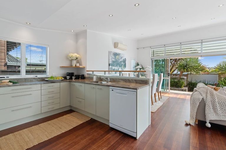 Photo of property in 2/2 Salem Place, Torbay, Auckland, 0630