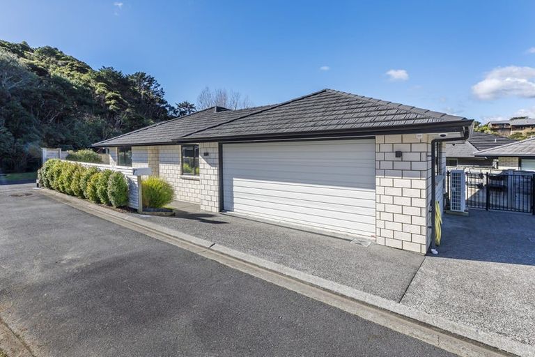 Photo of property in 6 Mooring Close, Whitby, Porirua, 5024