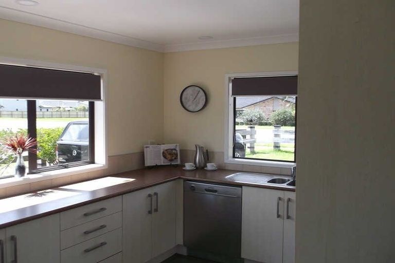Photo of property in 1 Resolution Place, Marfell, New Plymouth, 4310