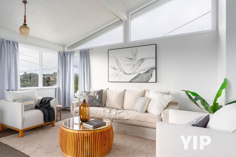 Photo of property in 9 Alwyn Place, Newlands, Wellington, 6037