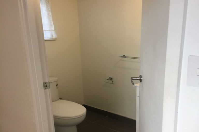 Photo of property in 2/479 Glenfield Road, Glenfield, Auckland, 0629