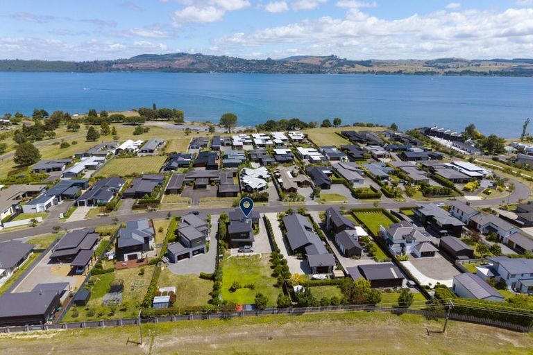 Photo of property in 14 Pukenamu Road, Rainbow Point, Taupo, 3330