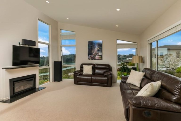 Photo of property in 84 Kittiwake Drive, Schnapper Rock, Auckland, 0632